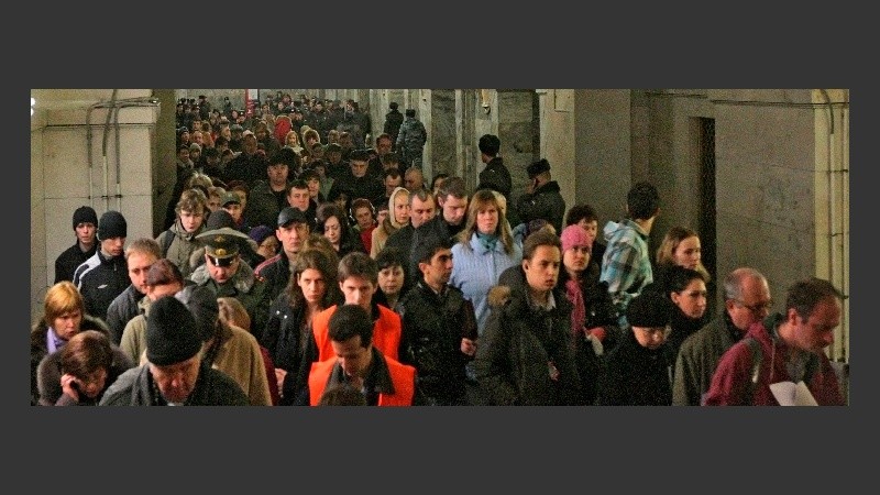 Los viajeros salen de la estación de metro de Park Kultury.