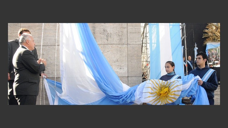 El intendente realizó la tradicional jura de la bandera. 