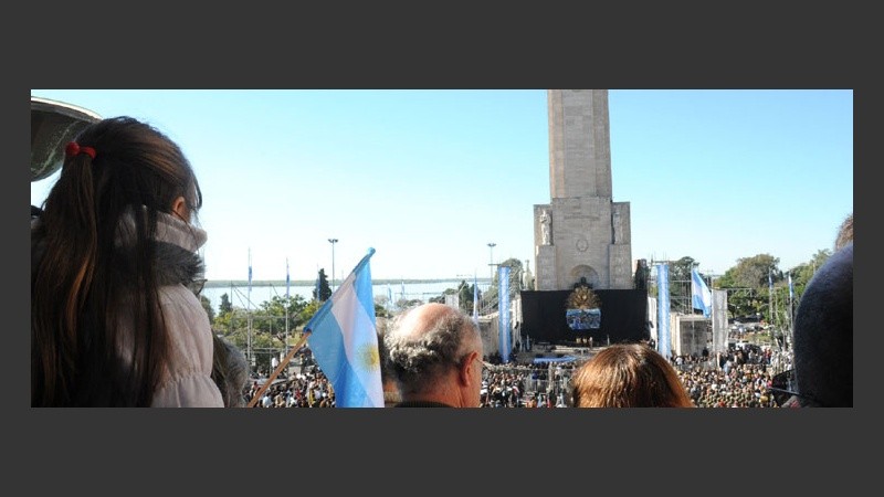 Bajo el sol de mayo, chicos y grandes celebran a la Patria. 