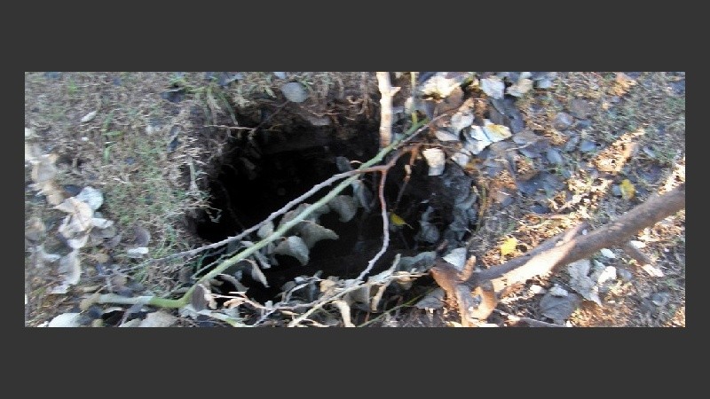 El agujero tenía varios metros de profundidad, según había alertado Juan.