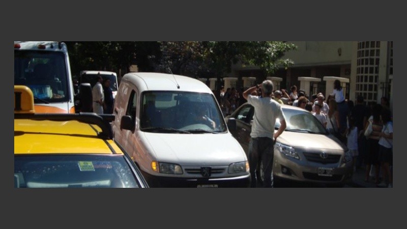 La doble fila: una postal del centro de Rosario, a la salida de las escuelas