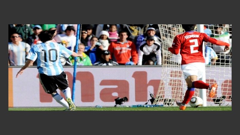 Tira Messi, pegará en el palo.