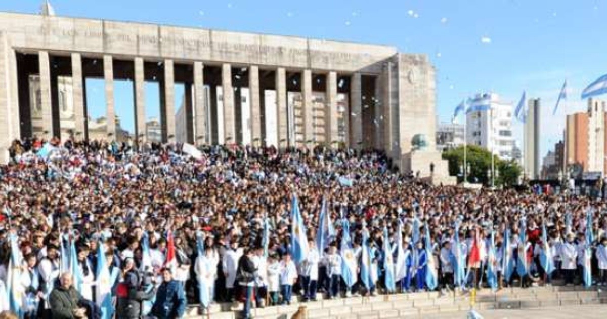 Unos siete mil alumnos juraron lealtad a la Bandera | Rosario3