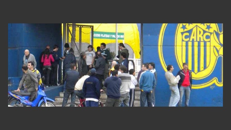 Los socios de Central se acercan a votar al Gigante de Arroyito.