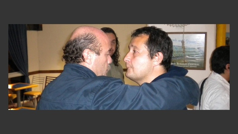 Carlos del Frade, del Crece, felicita a Speciale.