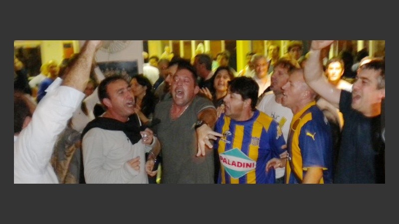 Raza Canalla explota de alegría cuando aparecen los primeros resultados, ya irreversibles.