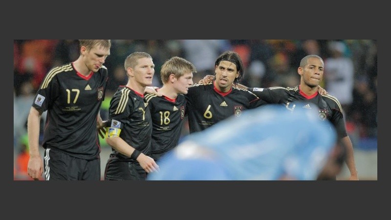 Los alemanes festejan -a su manera- tras el pitazo final.