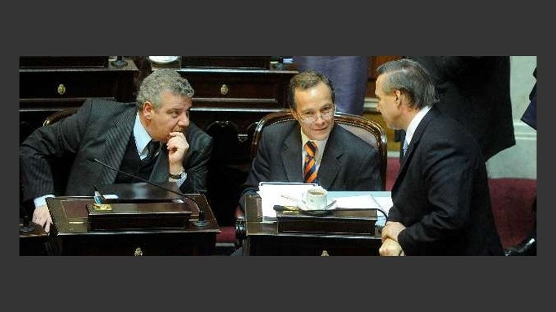 El socialista Giustiniani (centro) y el oficialista Pichetto (derecha), apoyan la iniciativa.