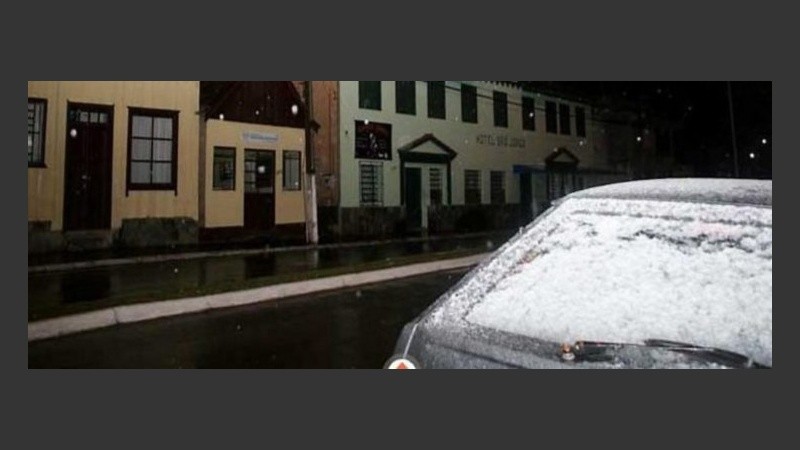 Nieve acumulada sobre un auto durante la nevada en Cambará do Sul.