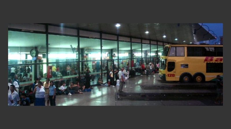 El paro la Terminal de Colectivos de Rosario se sintió desde las 18.