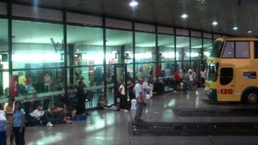 El paro la Terminal de Colectivos de Rosario se sintió desde las 18.