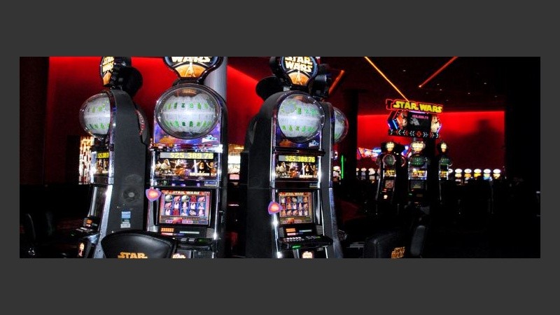 Las máquinas están ubicadas en la entrada del casino.