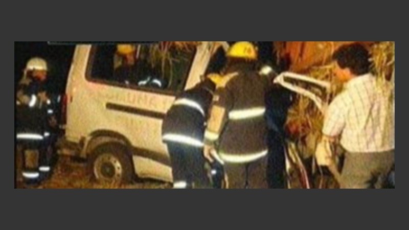 Bomberos y policías trabajaban en el lugar.