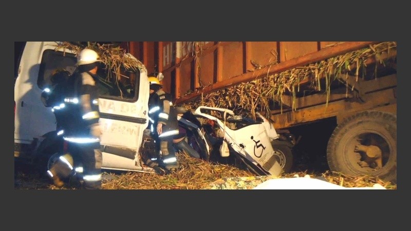 Tremenda imagen: la traffic quedó incrustada bajo el camión.