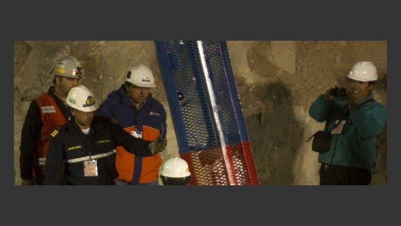 Operarios preparan la cápsula Fénix en la boca de la mina.