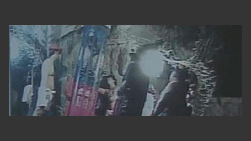 La cápsula parte desde el fondo de la mina llevando a bordo a Florencio Ávalos.