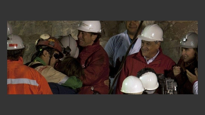 Florencio Ávalos se besa con su mujer; a un costado lo mira Piñera.