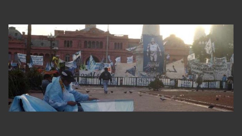 Una multitud esperaba en la plaza para dar su último adiós.