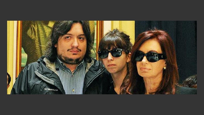 La mandataria junto a sus hijos Máximo y Florencia, junto a los restos de Néstor.