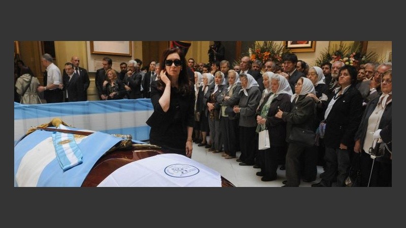 Cristina se mostraba triste pero con gran entereza durante el velorio.