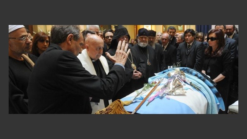 Referentes de distintas iglesias dan el último adiós a Néstor Kircher en Casa Rosada. 