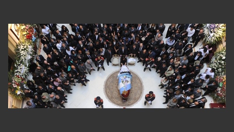Una multitud despide los restos de Néstor Kirchner.