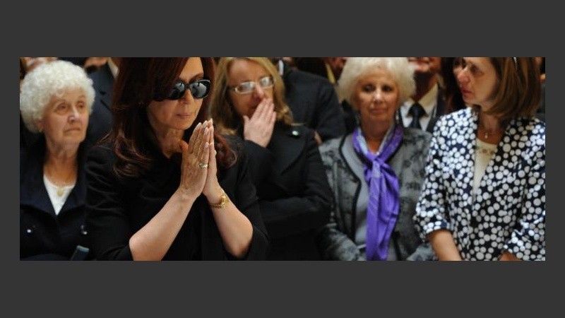 La presidenta despide a su esposo; atrás Alicia y Estela de Carloto.