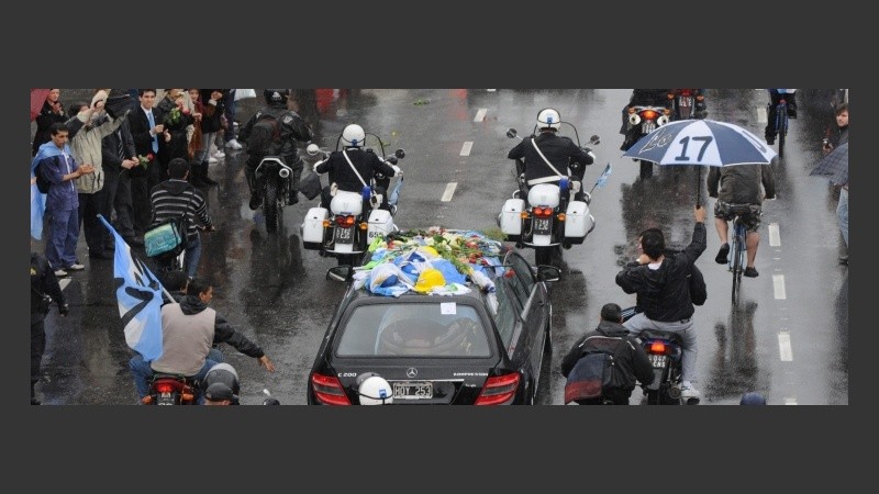 Miles de ciudadanos acompañaron el cortejo fúnebre.