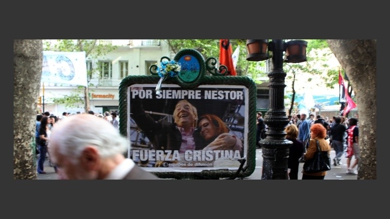 Un cartel para saludar a Néstor y a Cristina.