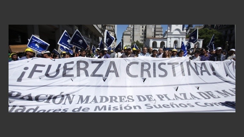 Las Madres de Plaza de Mayo con un cartel para Cristina.