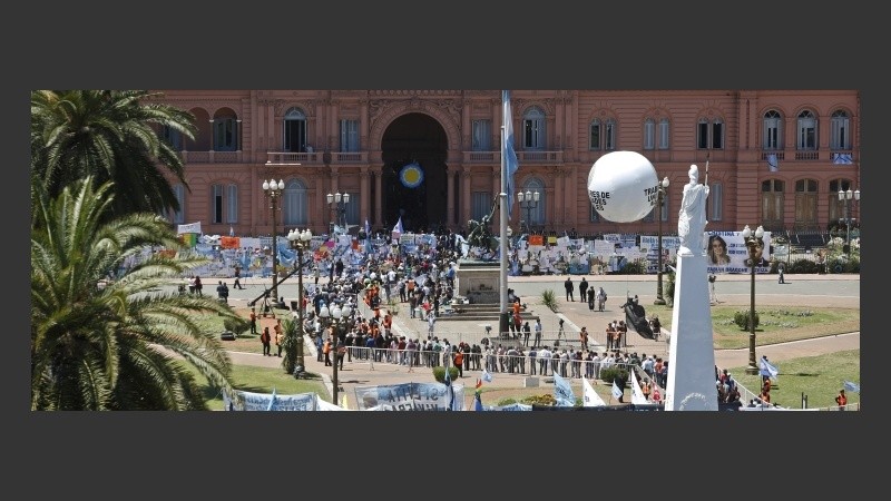 Una multitud esperó para ingresar a la capilla ardiente.