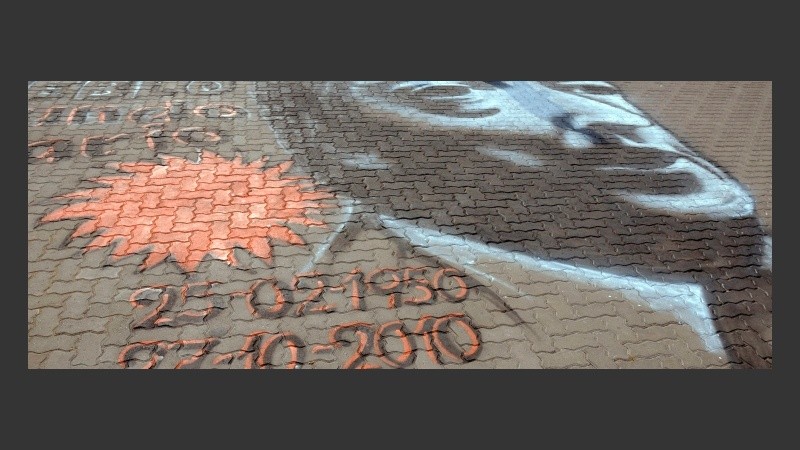 Militantes dejaron pintadas en los alrededores de la Casa Rosada.