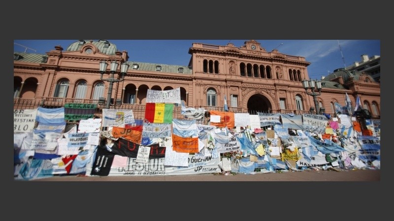 Los carteles inundaron las rejas de la Rosada.