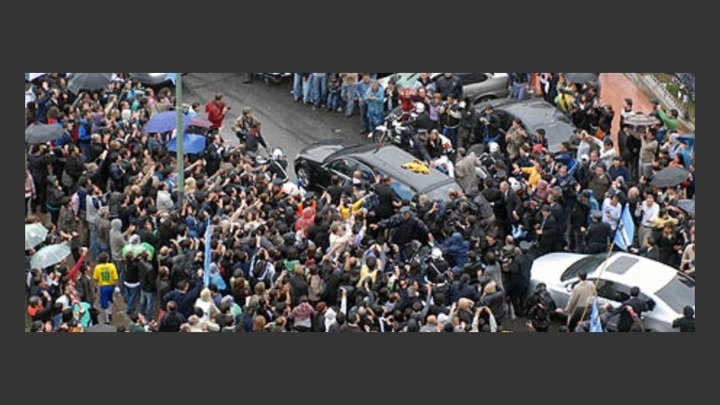 Una multitud acompañó el cortejo fúnebre.