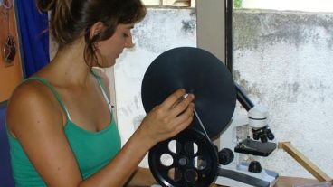 Sofía prepara el disco de Newton, uno de los elementos de los encuentros.