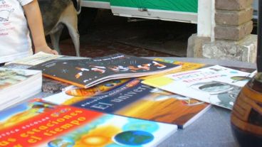 Parte de la bibliografía que quedará en las escuelas y el mate, compañero infaltable.