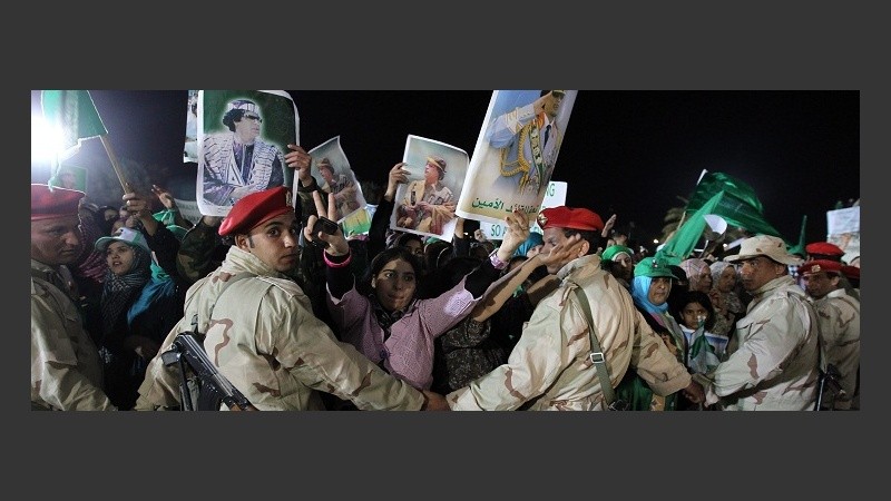 Miles de manifestantes pro Gadafi se concentraron para repudiar los ataques.