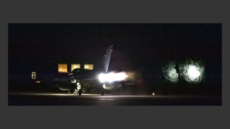 Un Tornado GR4 de la Fuerza Aérea del Reino Unido despega rumbo a Libia.