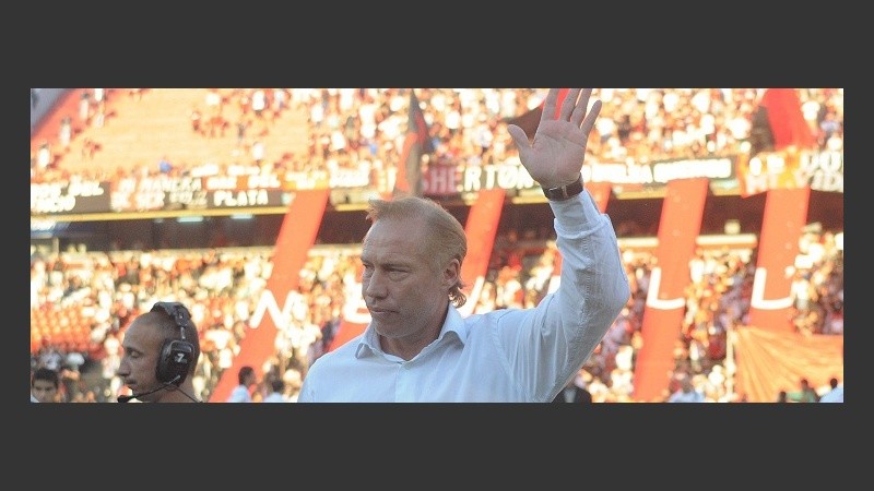 Sensini recibió el apoyo rojinegro aún tras el 0-2 del primer tiempo.