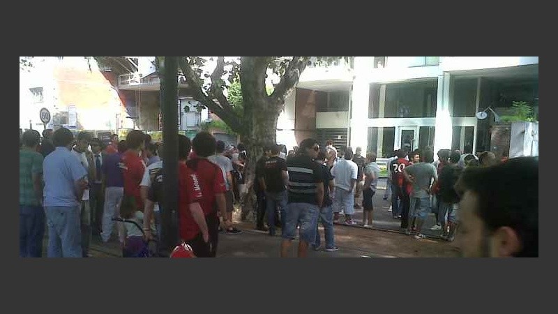 Hinchas ilusionados se instalaron frente al hogar del Loco para pedirle que sea el DT de Newell's.