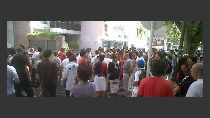 Los fans de Bielsa se autoconvocaron a través de las redes sociales.