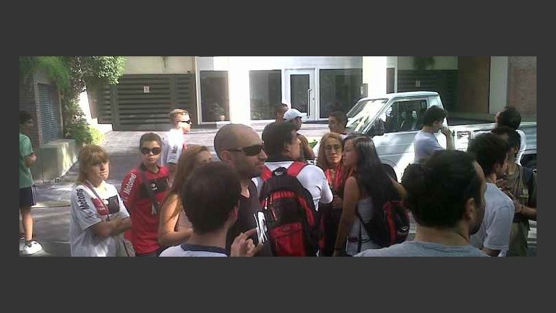 Aplausos y cantos para convencer a Bielsa: que sea el nuevo DT.