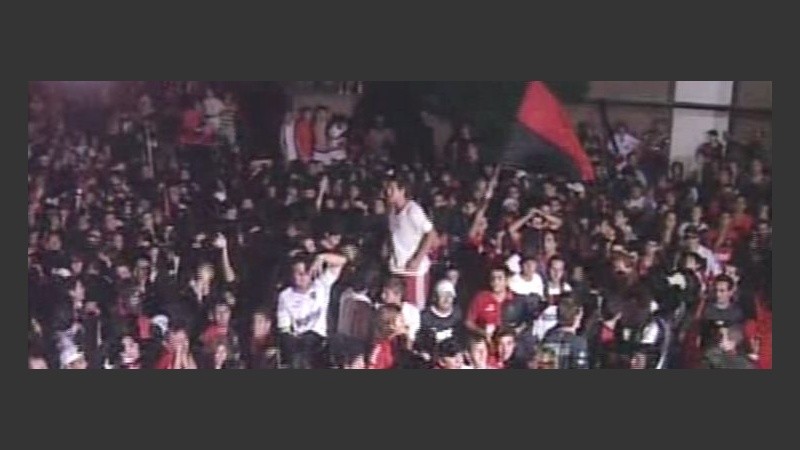 Miles de hinchas se concentraron en la puerta de la casa del Loco, pero no pudo ser.