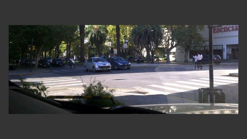 Valeria, celular en mano twitteó su paso por la ciudad de Rosario