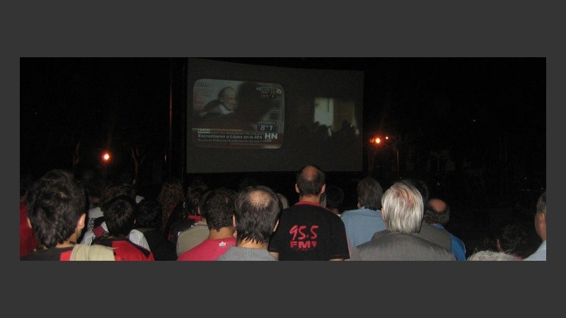 La imagen de López escapando de la AFA en la pantalla. 