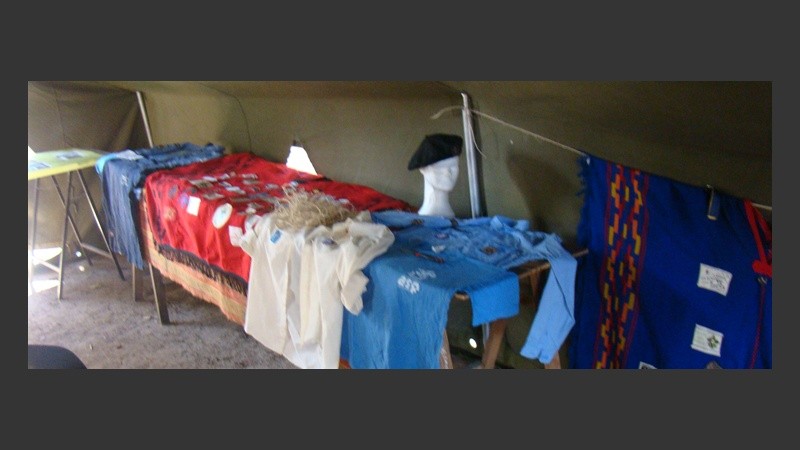 Museo Scout, muestra ponchos y pañuelos de la agrupación
