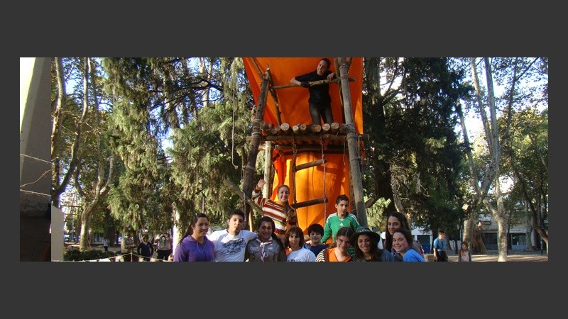 Jóvenes en el mangrullo que construyeron