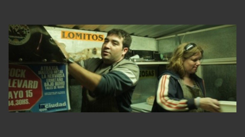 A Velázquez atendiendo en su carrito en Arroyo Seco.