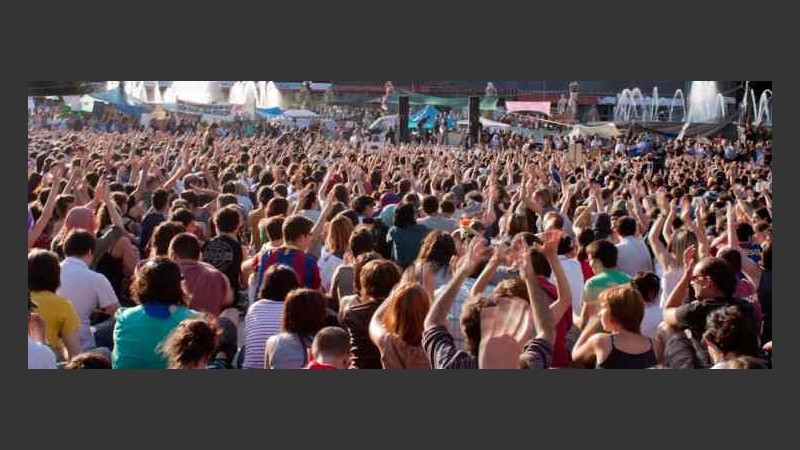 Todas las manos, todas, en la plaza de Cataluña.