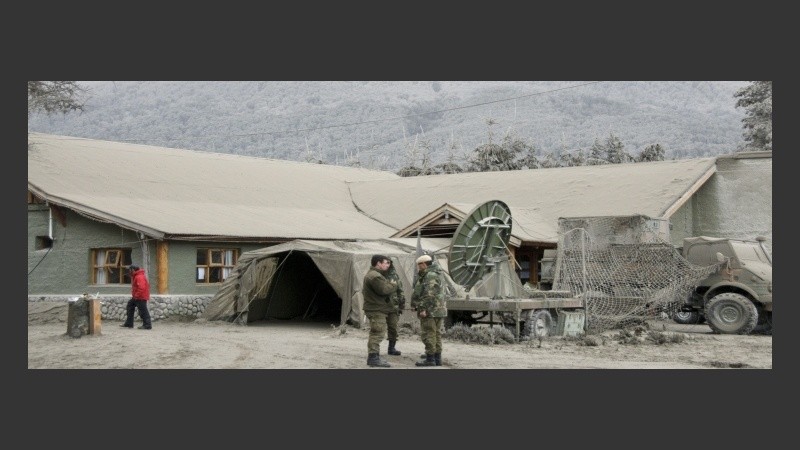 Un destacamento militar más gris que verde.